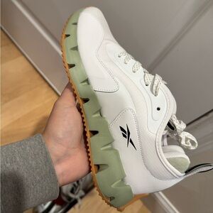 NWT Women's Reebok Zig Dynamica Running Shoes Sneakers White and Green size 8.5